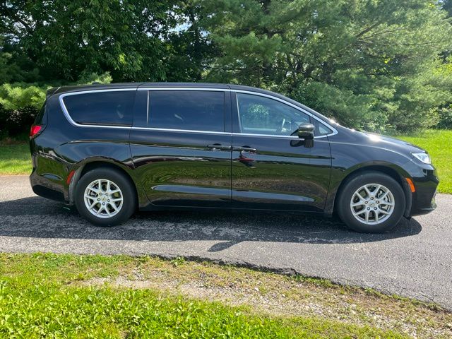 Used 2025 Chrysler Pacifica - photo 2