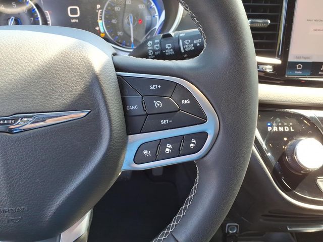 Used 2025 Chrysler Pacifica - photo 6
