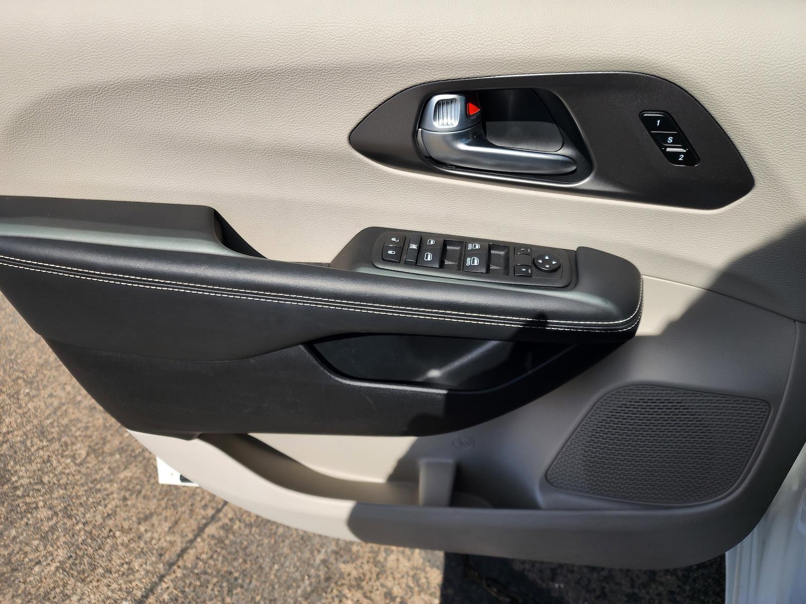 Used 2024 Chrysler Pacifica - photo 19