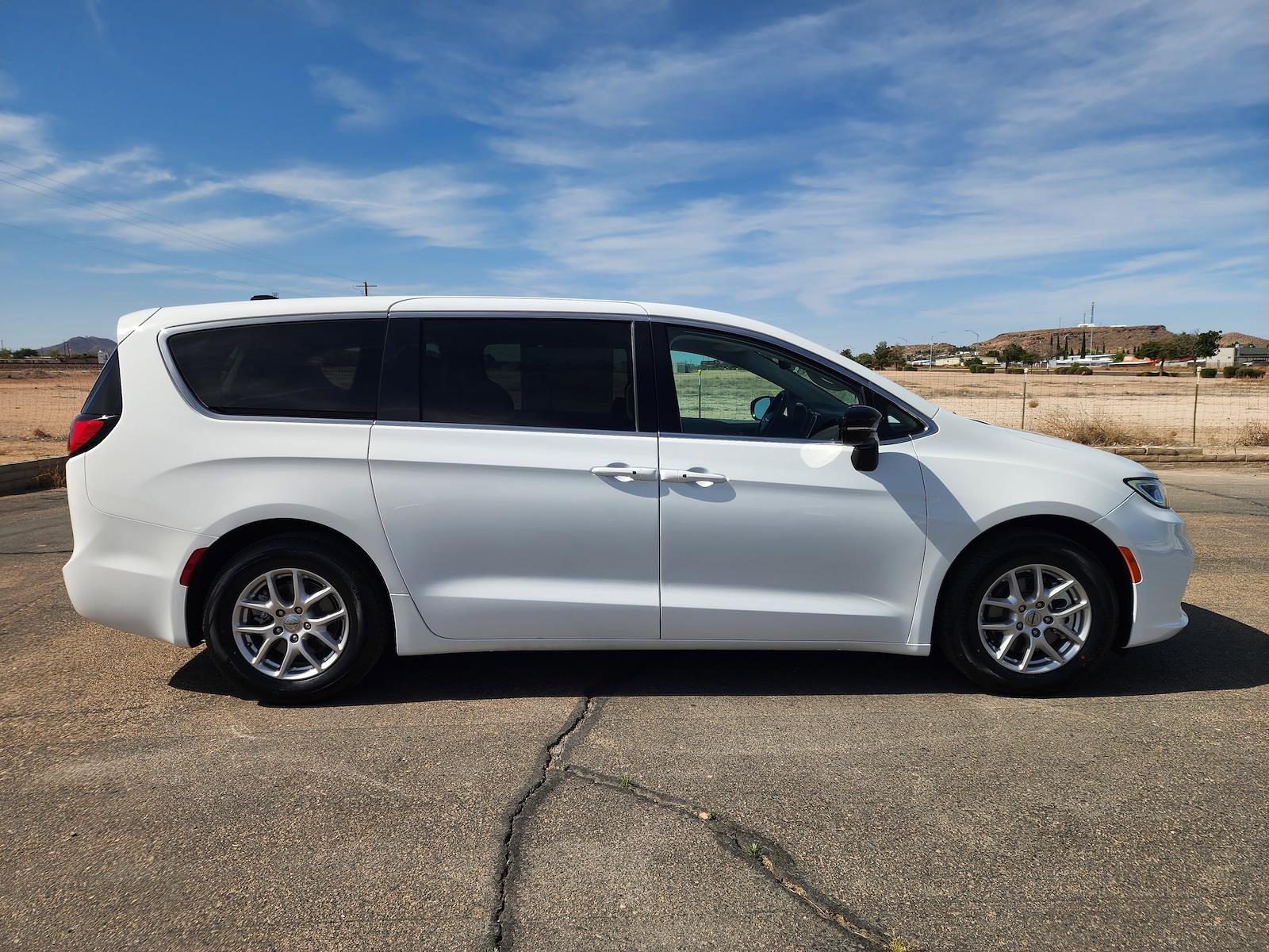 Used 2024 Chrysler Pacifica - photo 2