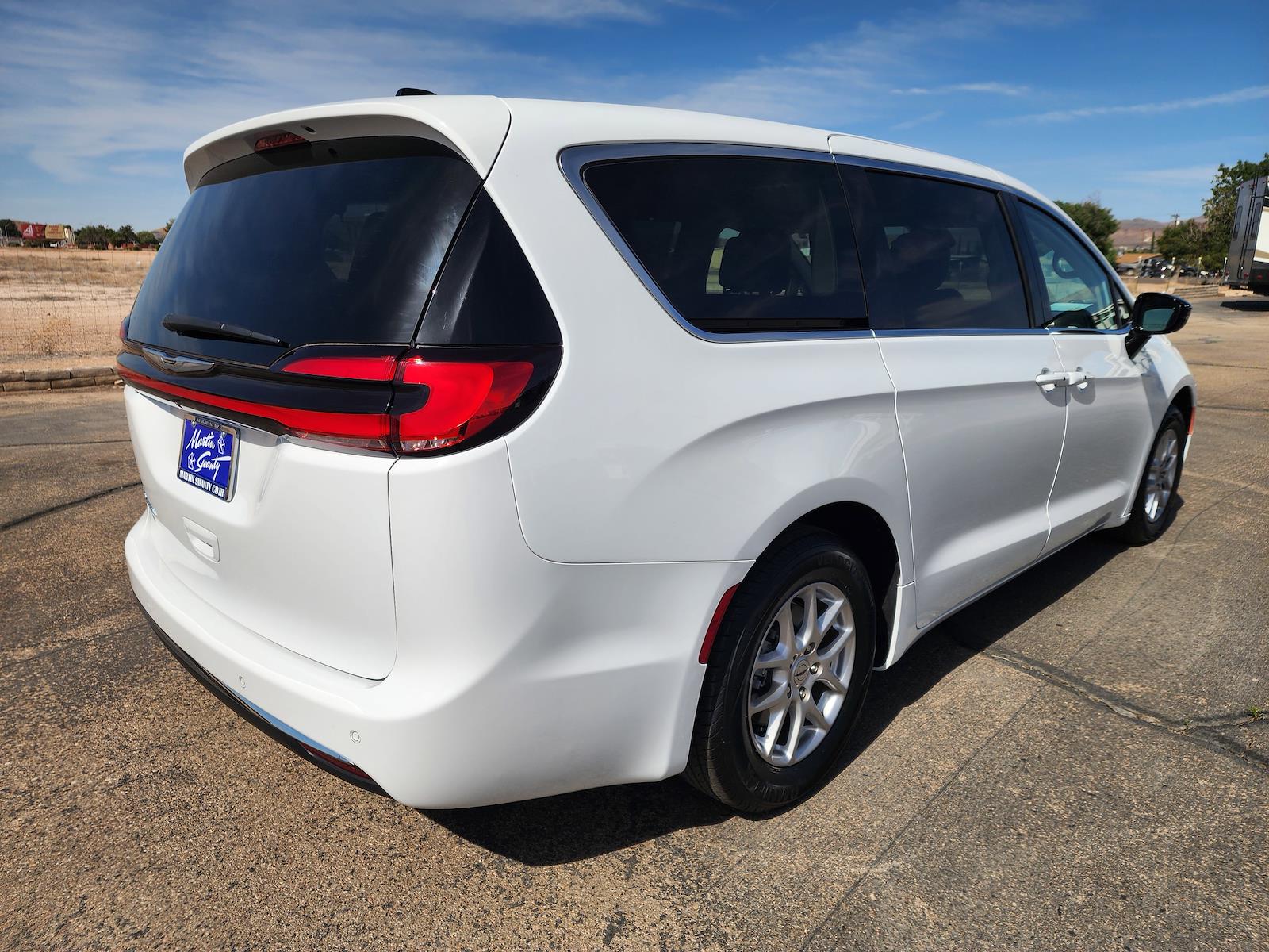 Used 2024 Chrysler Pacifica - photo 5
