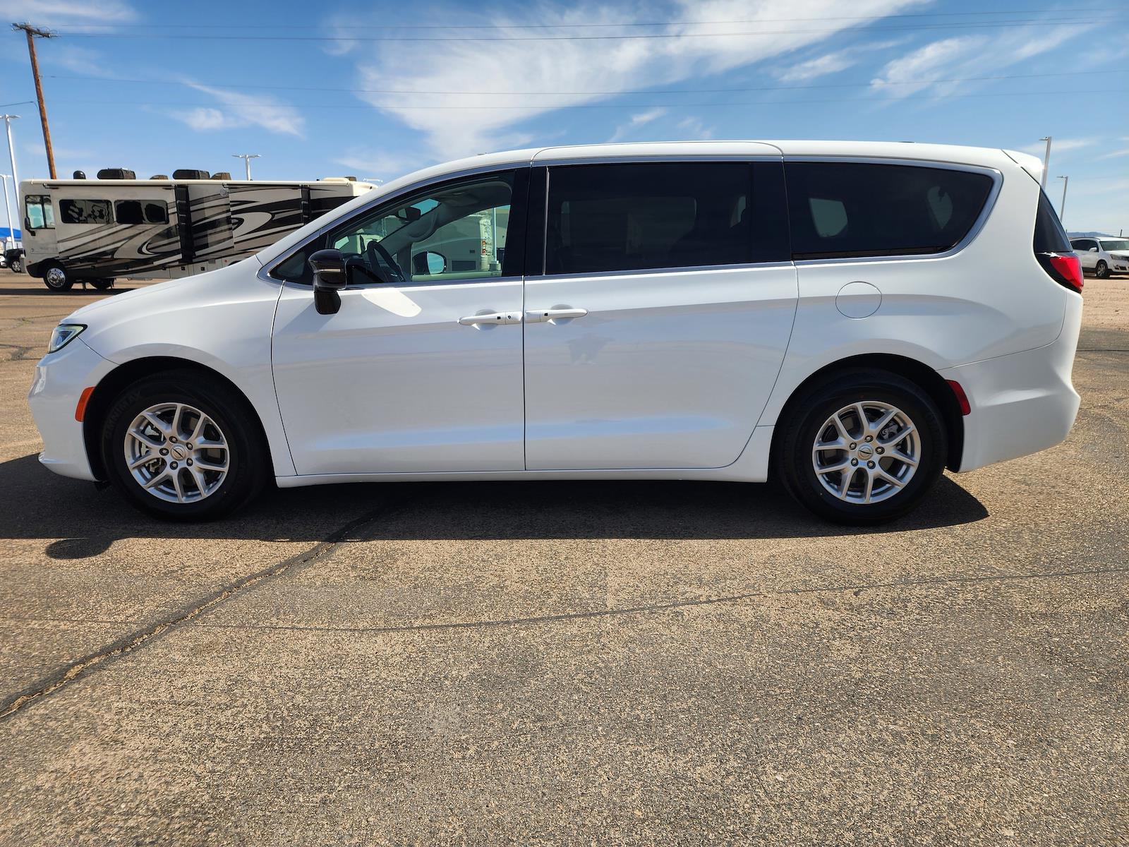 Used 2024 Chrysler Pacifica - photo 7