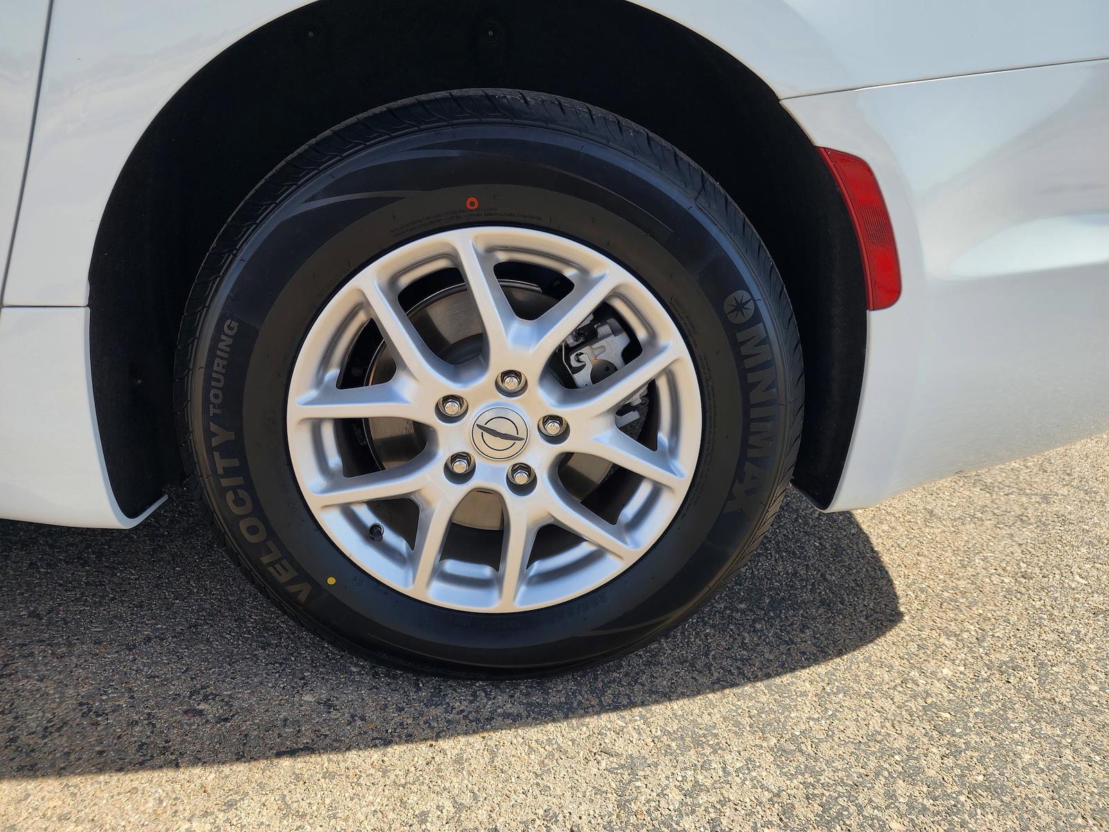 Used 2024 Chrysler Pacifica - photo 8