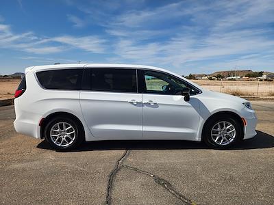 Used 2024 Chrysler Pacifica - photo 2