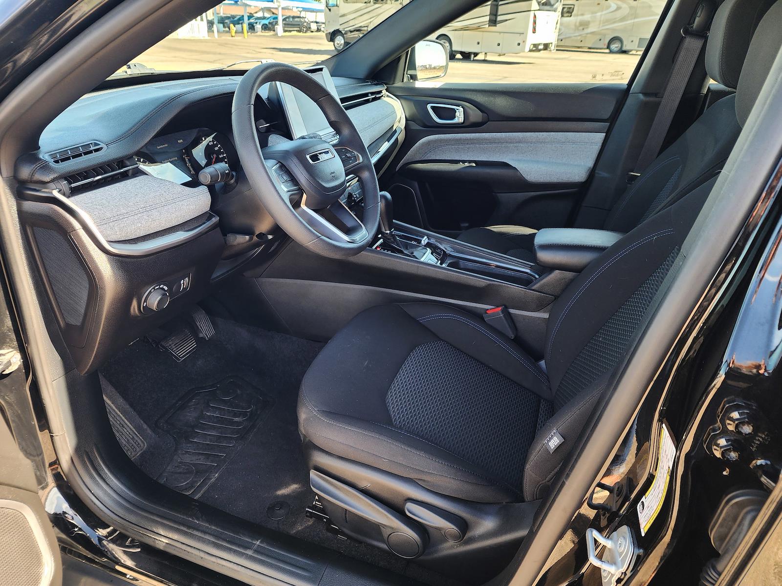 Used 2025 Jeep Compass - photo 16