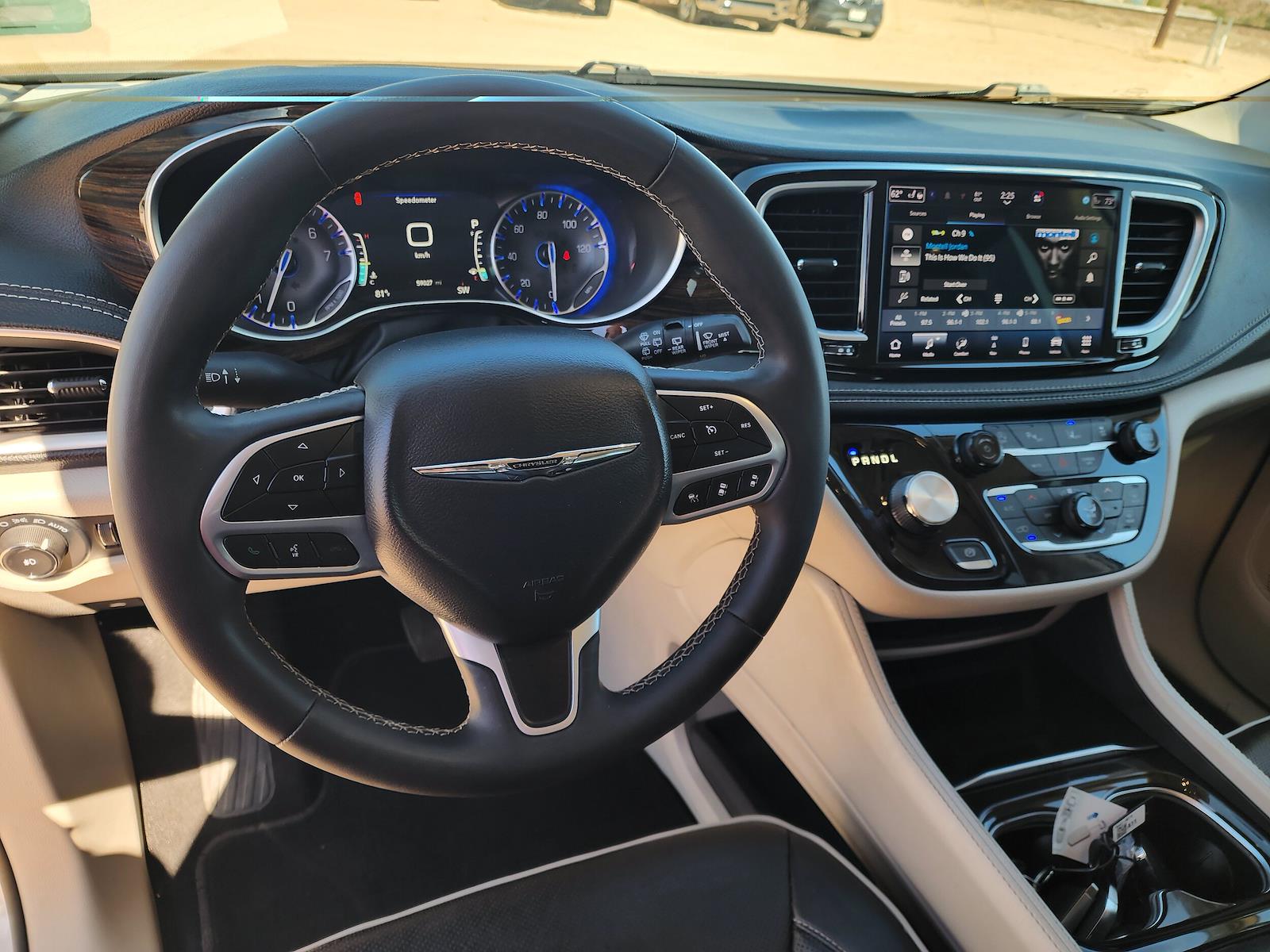 Used 2023 Chrysler Pacifica - photo 2