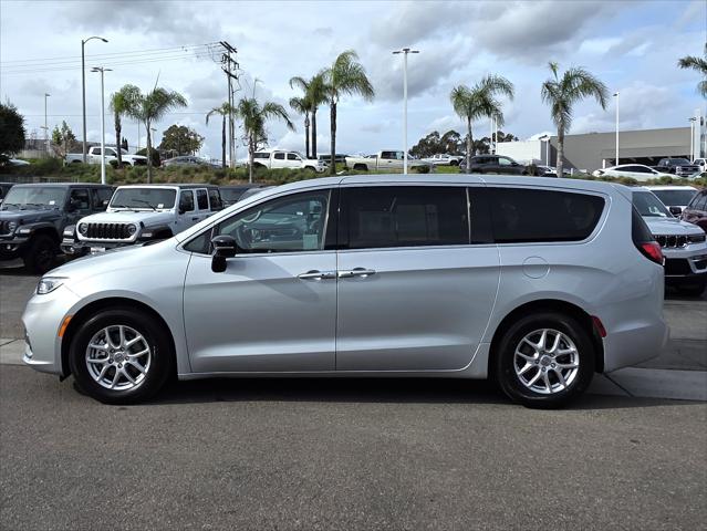 Used 2024 Chrysler Pacifica - photo 2