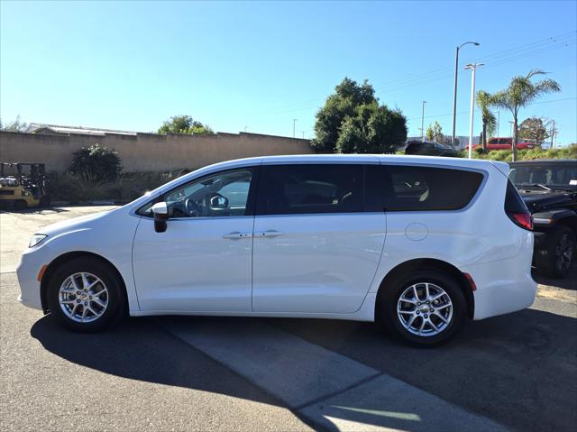 Used 2023 Chrysler Pacifica - photo 2