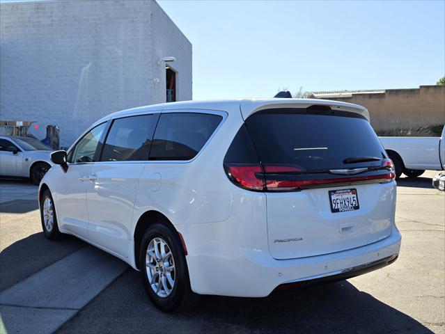 Used 2023 Chrysler Pacifica - photo 5