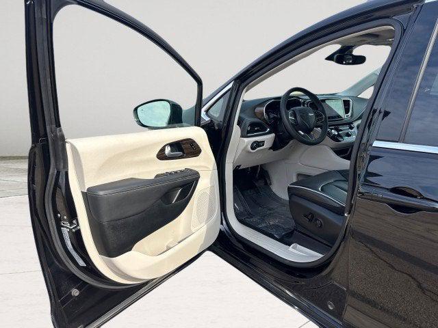 Used 2024 Chrysler Pacifica - photo 11