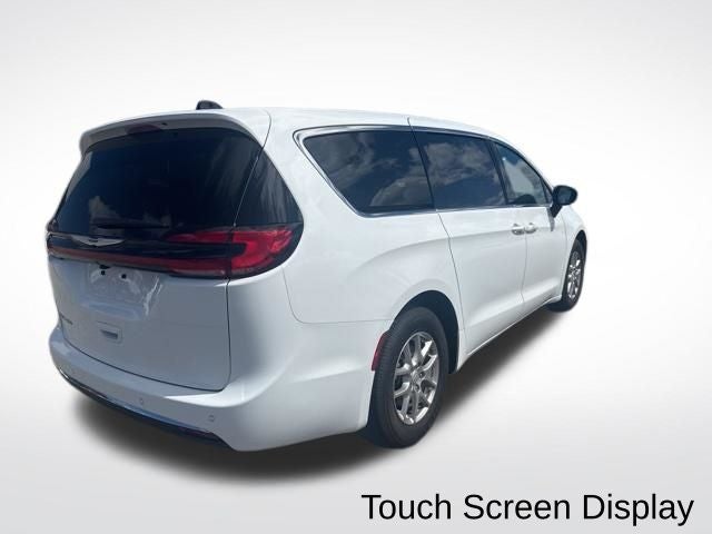 Used 2026 Chrysler Pacifica - photo 8