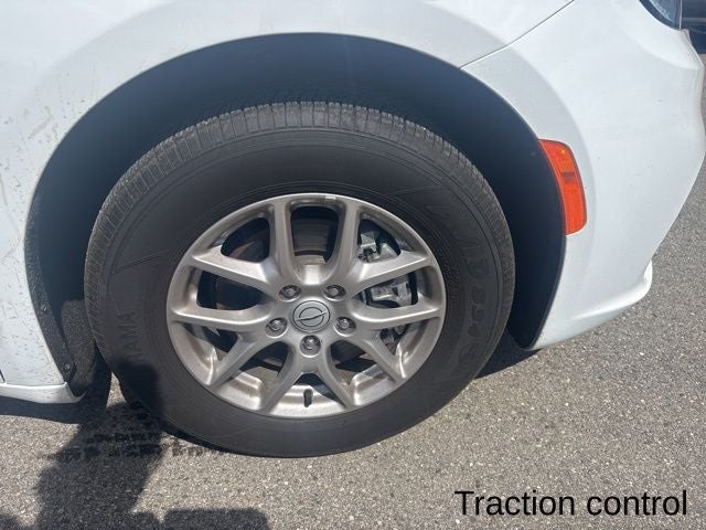Used 2026 Chrysler Pacifica - photo 32