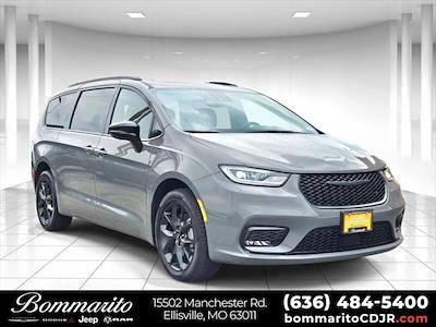 Used 2023 Chrysler Pacifica - photo 1