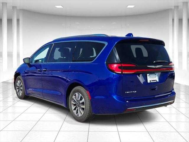 Used 2021 Chrysler Pacifica - photo 2
