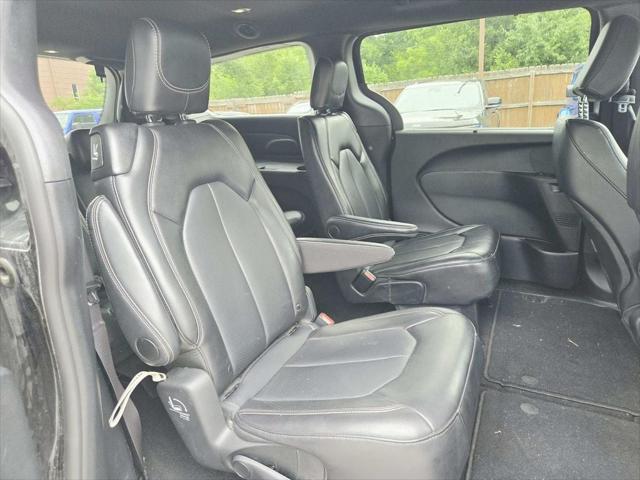 Used 2025 Chrysler Pacifica - photo 2