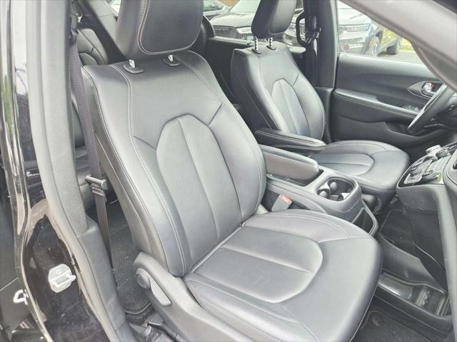 Used 2025 Chrysler Pacifica - photo 5