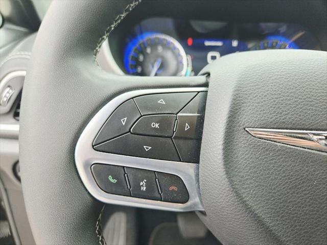 Used 2025 Chrysler Pacifica - photo 8