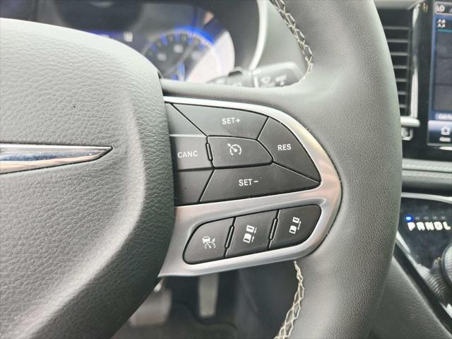 Used 2025 Chrysler Pacifica - photo 9