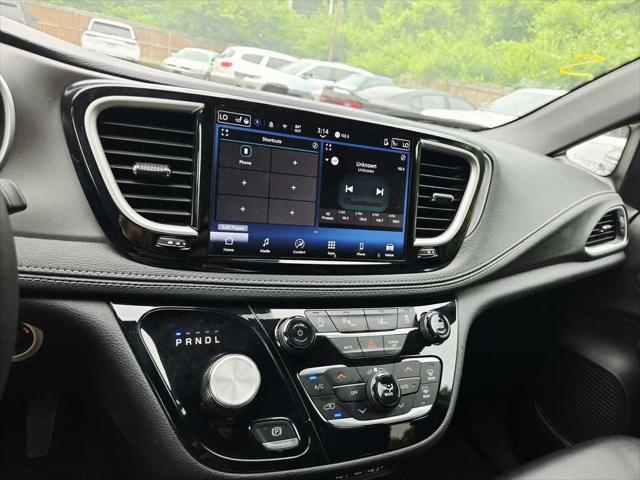 Used 2025 Chrysler Pacifica - photo 12