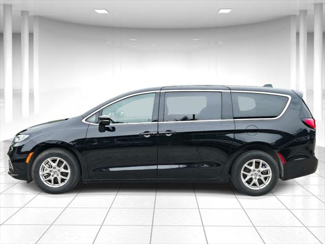 Used 2025 Chrysler Pacifica - photo 8