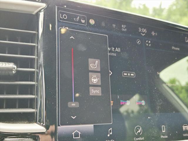 Used 2025 Chrysler Pacifica - photo 15
