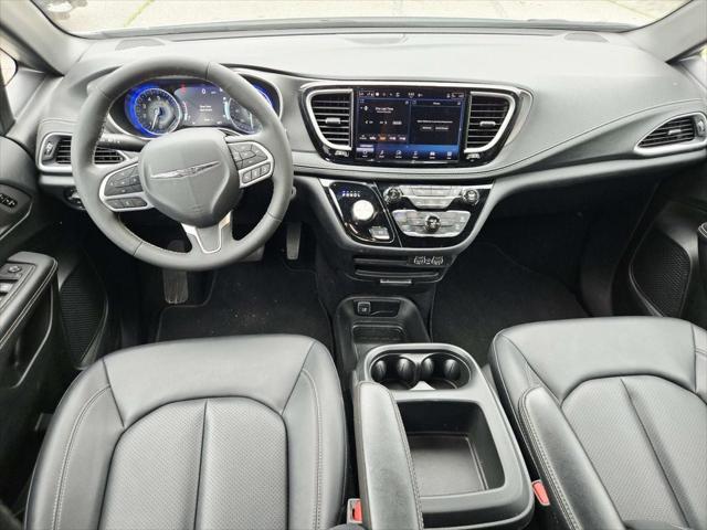 Used 2025 Chrysler Pacifica - photo 36