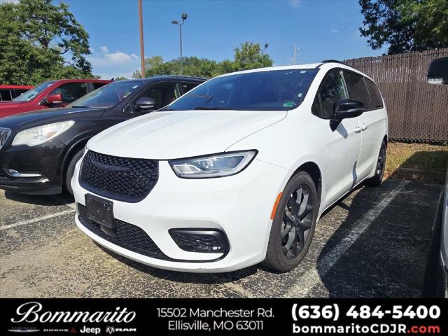 Used 2025 Chrysler Pacifica - photo 1