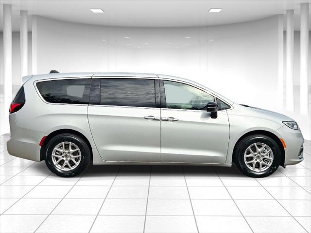 Used 2024 Chrysler Pacifica - photo 2
