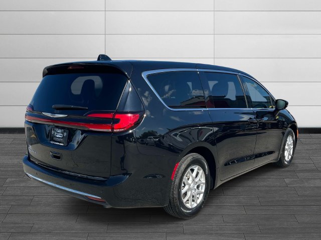 Used 2026 Chrysler Pacifica - photo 2