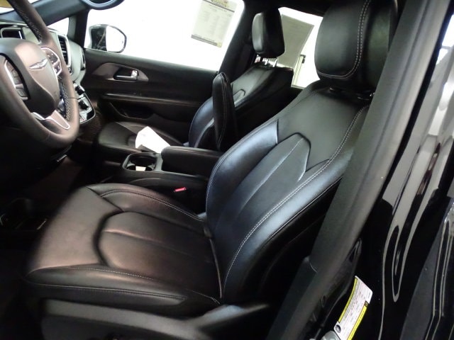 Used 2026 Chrysler Pacifica - photo 2