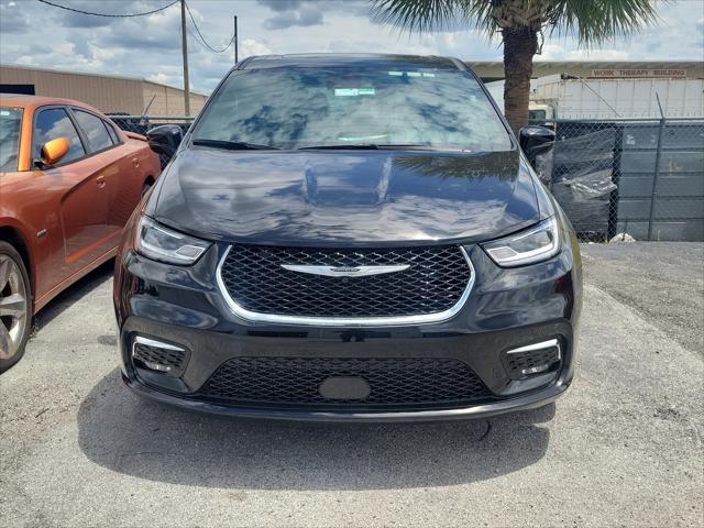 Used 2026 Chrysler Pacifica - photo 2
