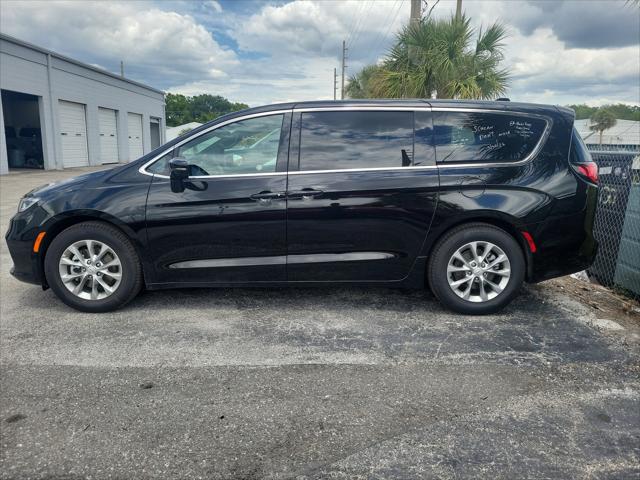 Used 2026 Chrysler Pacifica - photo 11