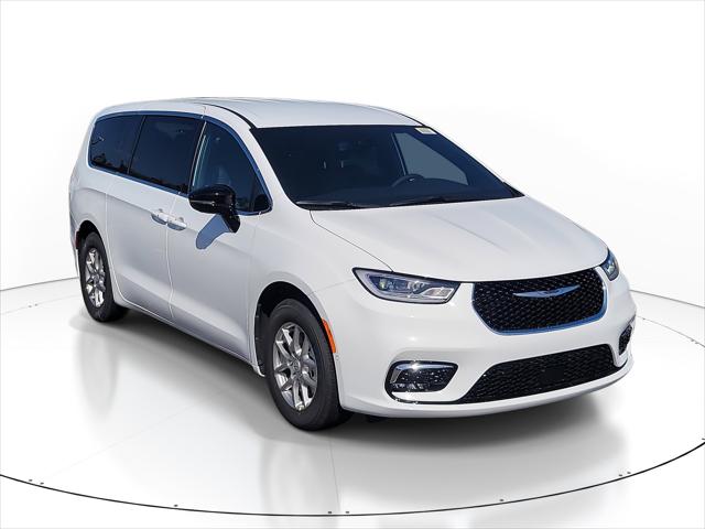 Used 2026 Chrysler Pacifica - photo 1