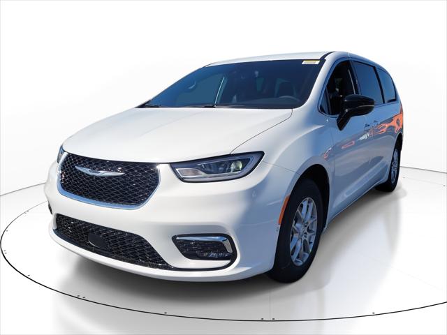 Used 2026 Chrysler Pacifica - photo 5