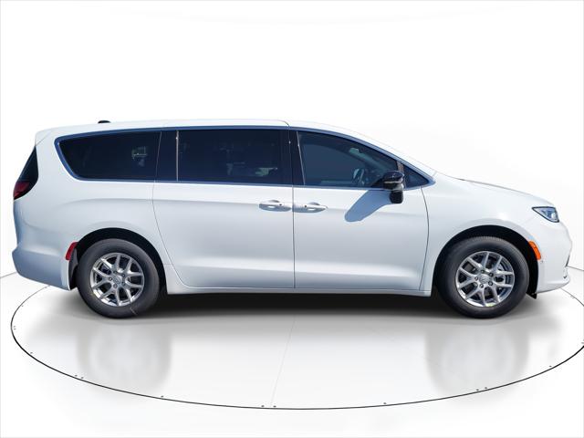 Used 2026 Chrysler Pacifica - photo 6
