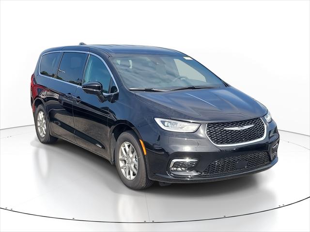 Used 2026 Chrysler Pacifica - photo 1