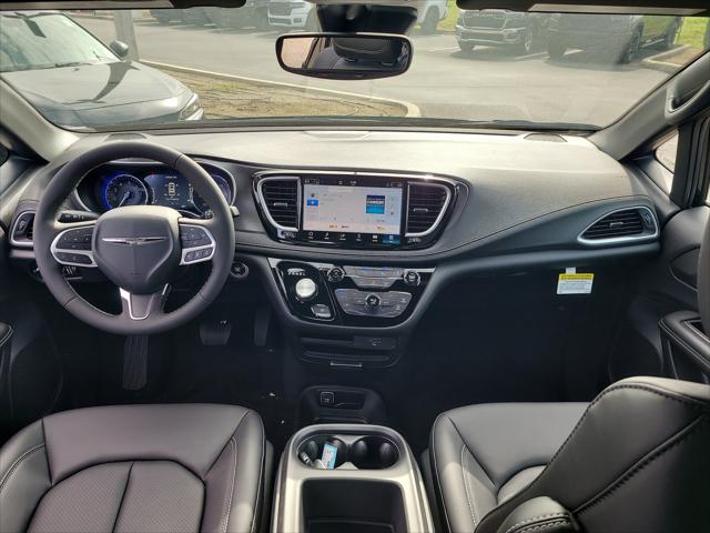 Used 2026 Chrysler Pacifica - photo 14