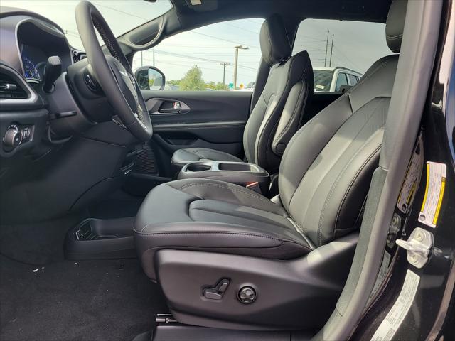 Used 2026 Chrysler Pacifica - photo 17