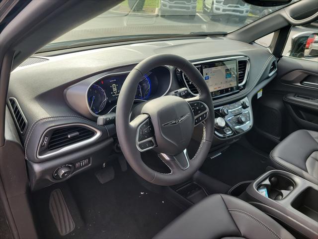 Used 2026 Chrysler Pacifica - photo 18