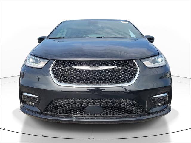 Used 2026 Chrysler Pacifica - photo 2
