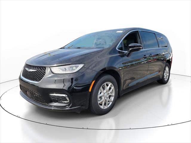 Used 2026 Chrysler Pacifica - photo 5