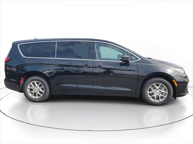 Used 2026 Chrysler Pacifica - photo 6