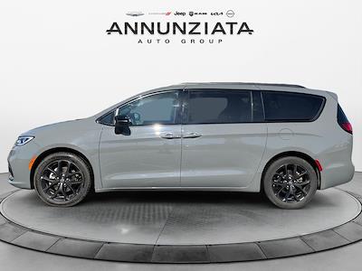 Used 2025 Chrysler Pacifica - photo 1