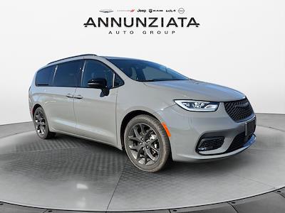 Used 2025 Chrysler Pacifica - photo 1
