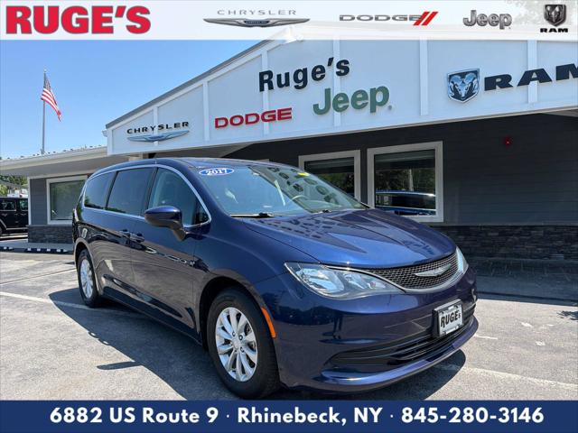 Used 2017 Chrysler Pacifica - photo 1