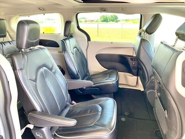 Used 2024 Chrysler Pacifica - photo 2