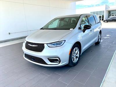 Used 2024 Chrysler Pacifica - photo 1