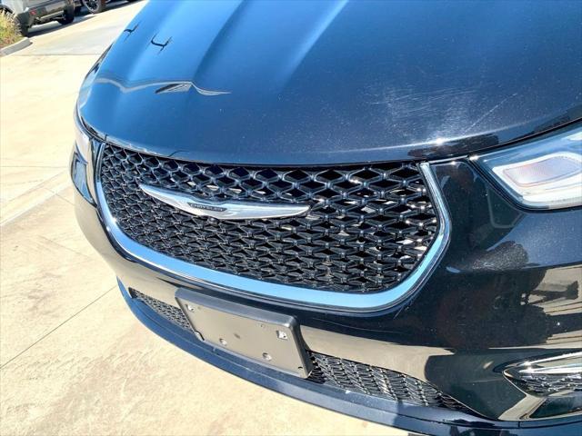 Used 2024 Chrysler Pacifica - photo 2