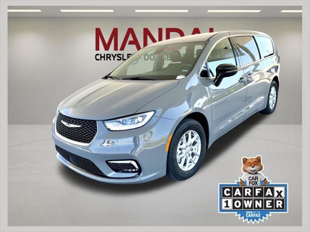 Used 2025 Chrysler Pacifica - photo 9