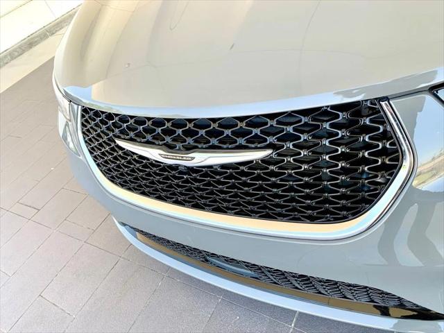 Used 2025 Chrysler Pacifica - photo 17